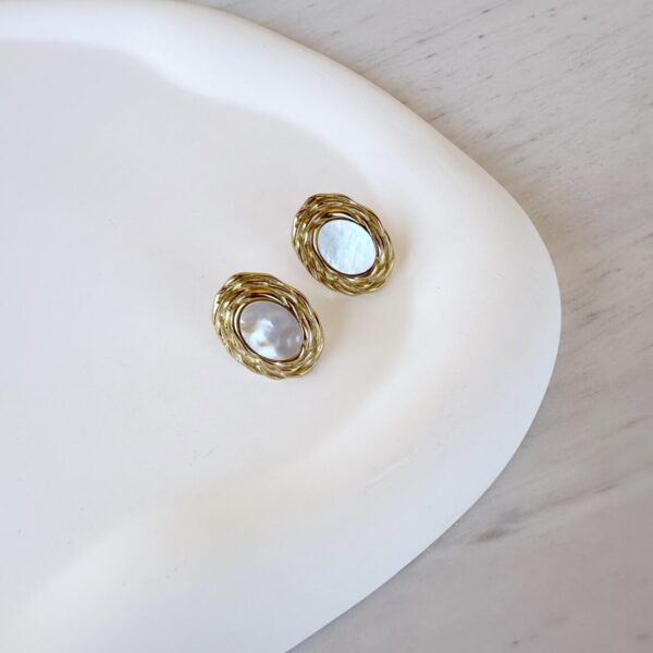 Oval Fildisi Earrings