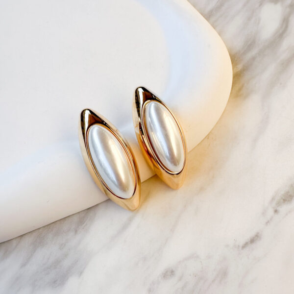 Oval Pearl Earrings